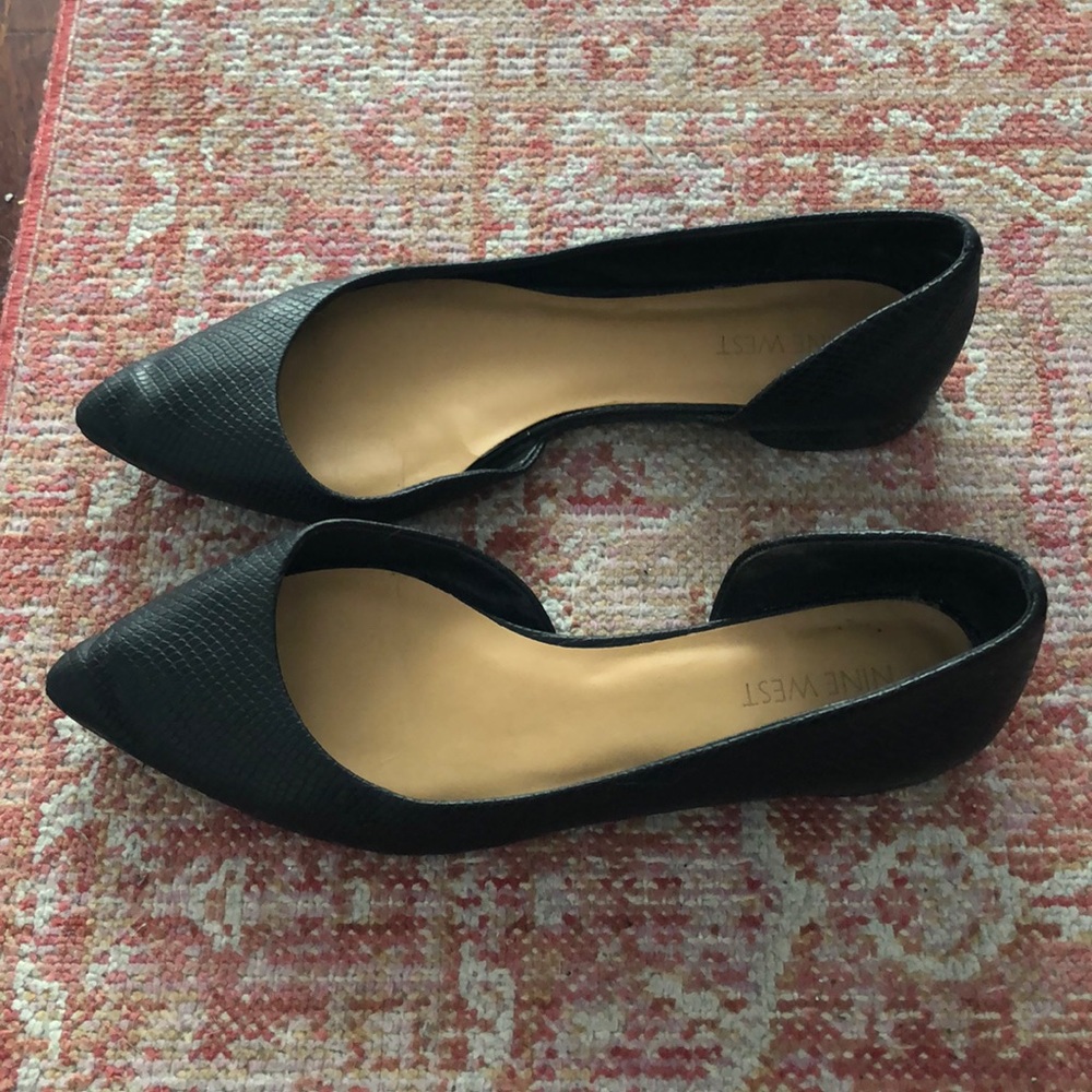 Pointy toe black flats